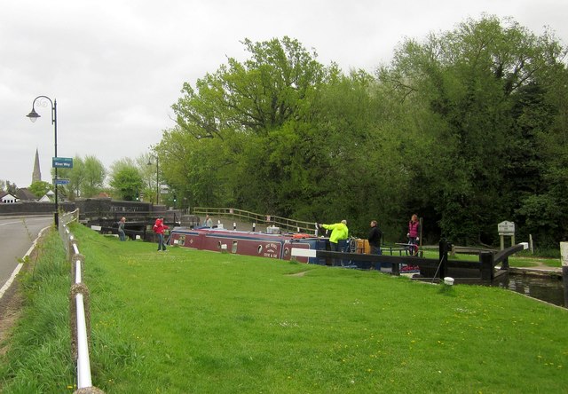 Roofing in Weybridge (KT13) – Weybridge Lock on the River 